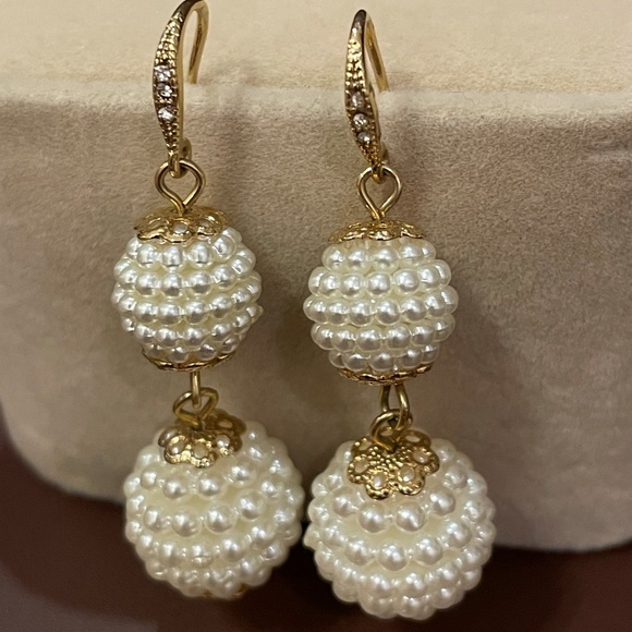 Costume pearl and gold tone drop earrings - Picture 4 of 5
